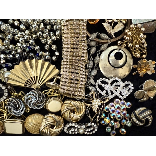 468 - Collection of Costume Jewellery, comprising pearls, beads, chains, brooches, earrings, pendants, bra... 