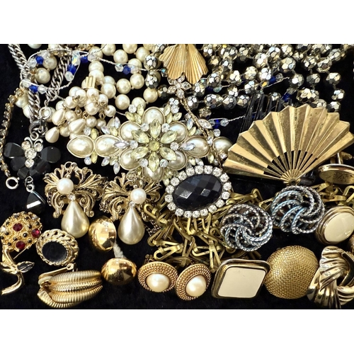 468 - Collection of Costume Jewellery, comprising pearls, beads, chains, brooches, earrings, pendants, bra... 