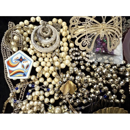 468 - Collection of Costume Jewellery, comprising pearls, beads, chains, brooches, earrings, pendants, bra... 