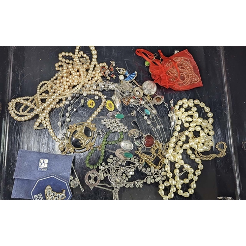 1430 - Mixed Bag of Costume and Silver Jewellery. Includes Pearls, Brooches, Pendants, Necklaces etc.