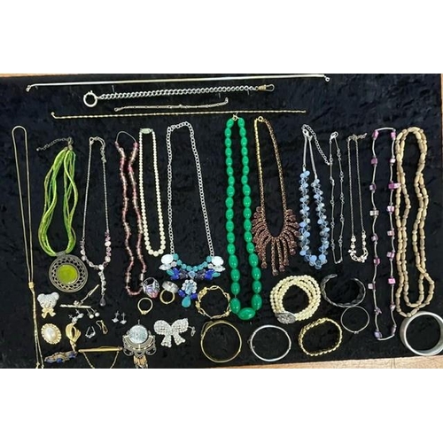 400A - Box of Quality Vintage Costume Jewellery, including necklaces, chains, pearls, beads, bracelets, ear... 