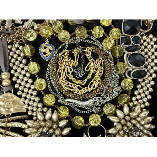 450 - Collection of Costume Jewellery, comprising pearls, beads, chains, brooches, earrings, pendants, pai... 