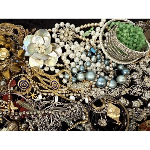 453 - Collection of Costume Jewellery, comprising pearls, beads, chains, brooches, earrings, pendants, ban... 