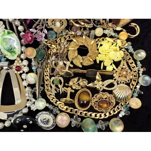 453A - Collection of Costume Jewellery, comprising pearls, beads, chains, brooches, earrings, pendants, bra... 