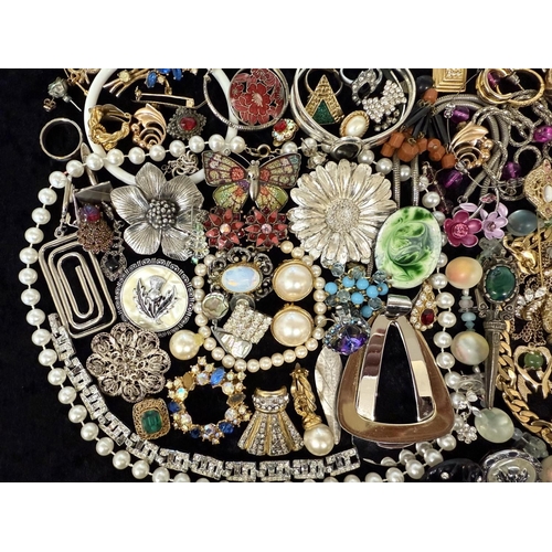 453A - Collection of Costume Jewellery, comprising pearls, beads, chains, brooches, earrings, pendants, bra... 