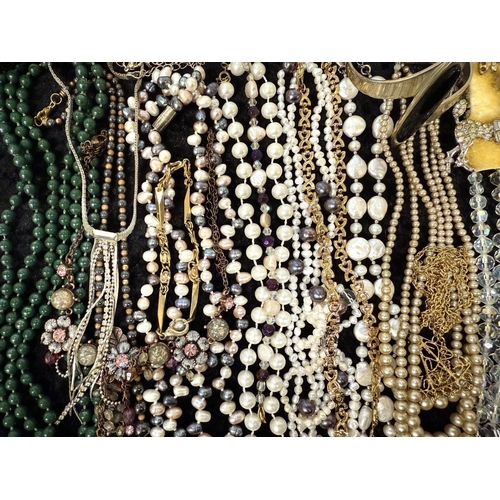 461 - Collection of Costume Jewellery, comprising pearls, beads, chains, brooches, earrings, pendants, bra... 