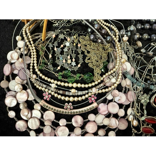 462 - Collection of Costume Jewellery, comprising pearls, beads, chains, brooches, earrings, pendants, bra... 