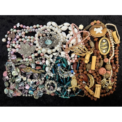 472 - Collection of Costume Jewellery, comprising pearls, beads, chains, brooches, earrings, pendants, etc... 