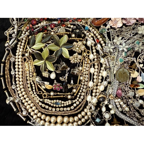 473 - Collection of Costume Jewellery, comprising pearls, beads, chains, brooches, earrings, pendants, ban... 