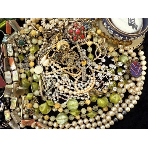 478 - Collection of Costume Jewellery, comprising pearls, beads, chains, brooches, earrings, pendants, ban... 