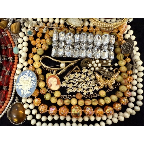 479A - Box of Assorted Vintage Costume Jewellery, including pearls, necklaces, chains, crystals, earrings, ... 