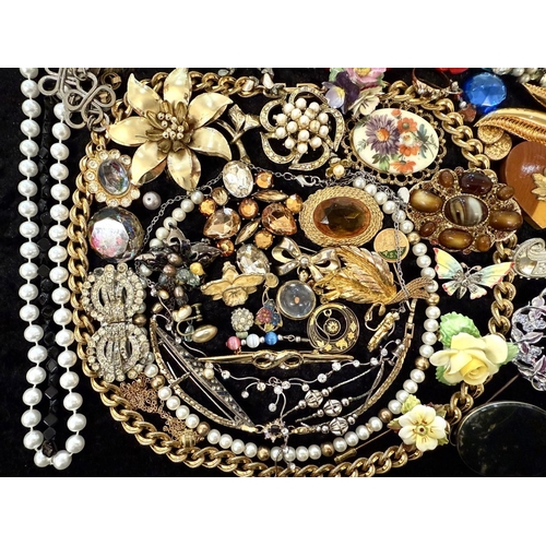 480 - Collection of Costume Jewellery, comprising pearls, beads, chains, brooches, earrings, pendants, ban... 