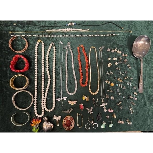 481A - A Collection of Vintage Costume Jewellery.