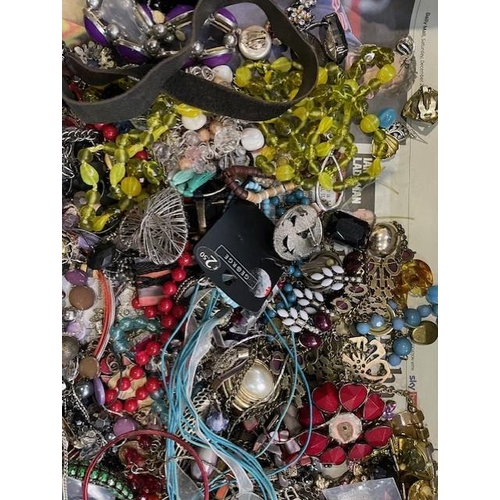 490A - Large Collection of Vintage Costume Jewellery, comprising beads, bangles, bracelets, pearls, pendant... 