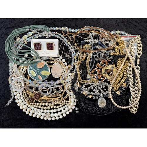 482A - Box of Quality Vintage Costume Jewellery, including necklaces, chains, pearls, beads, bracelets, ear... 