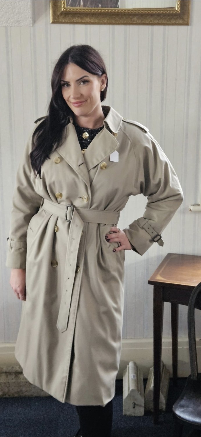 Ladies Burberry Raincoat, beige with traditional checked lining, full ...