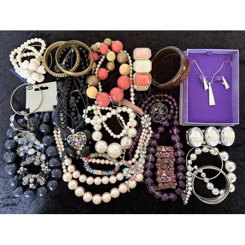 433 - Good Mixed Collection of Costume Jewellery. Includes Necklaces, Bangles, Bracelets, Pearls etc.