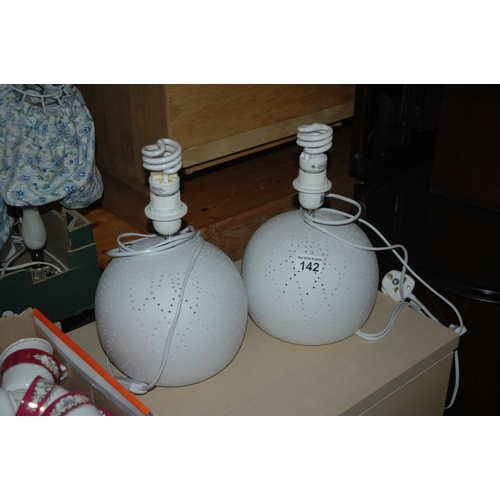 142 - Pair of table lamps