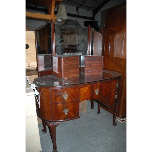 143 - Mahogany dressing table with mirrors