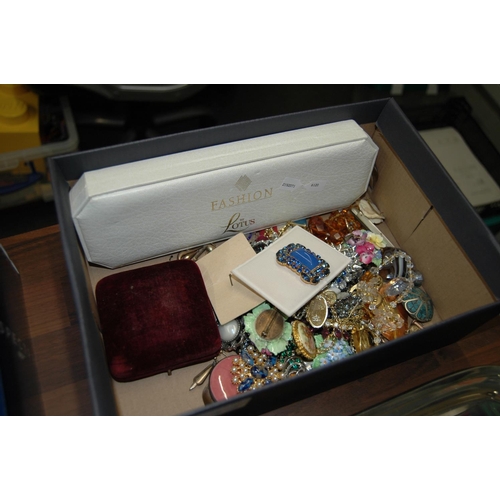 314 - Box of costume jewellery