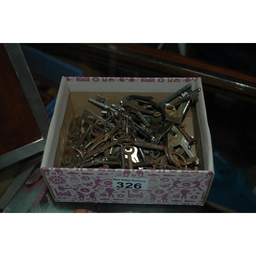 326 - Box of vintage keys