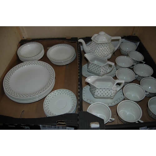 261 - 2 boxes of dinner service