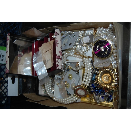 417 - Tray of costume jewellery