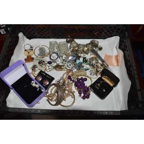 290 - Qty of costume jewellery