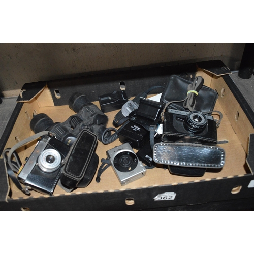 362 - Qty of vintage cameras etc