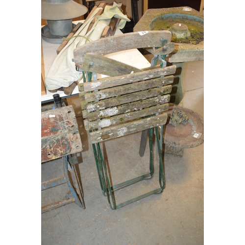 76 - 2 folding chairs