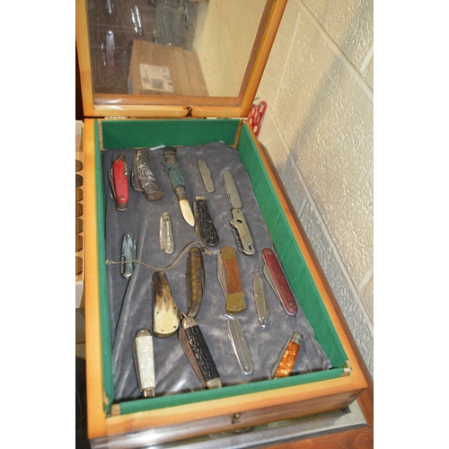 323 - Qty of collectable pocket knives & case