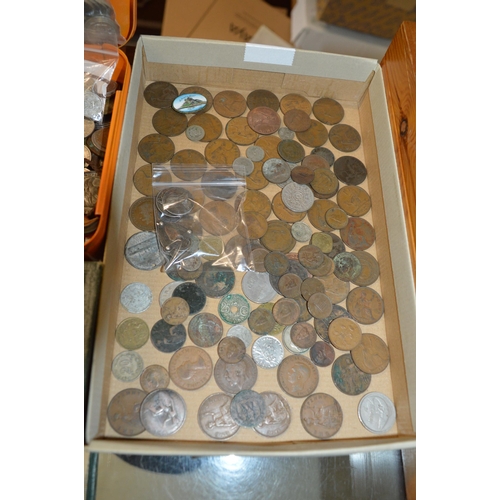 324 - Tray of coins, inc small bag of silver