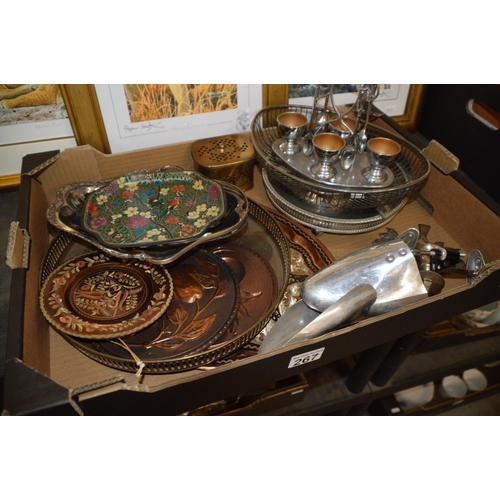 267 - Box of assorted metalware