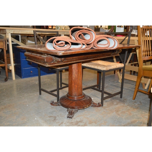 161 - Pedestal table