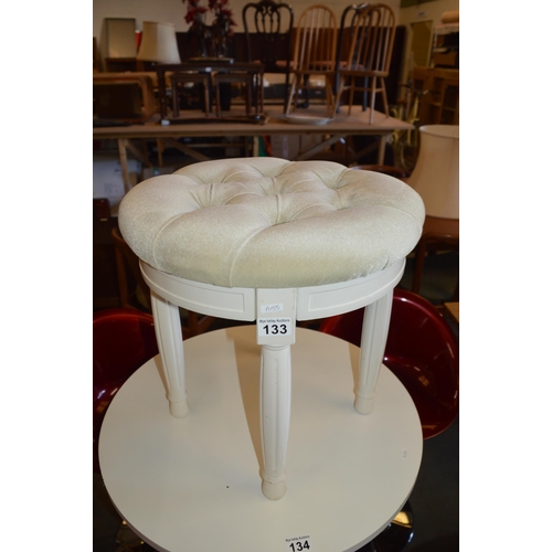 133 - Buttoned stool