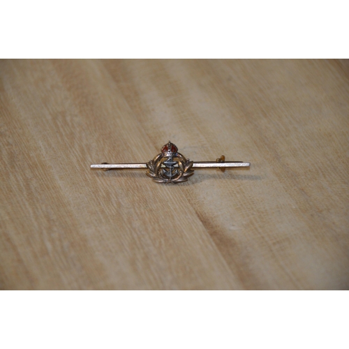 467 - 9ct gold brooch