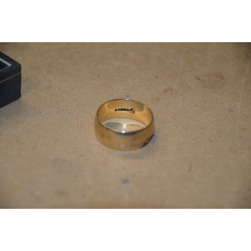 476 - 9ct gold gents wedding ring