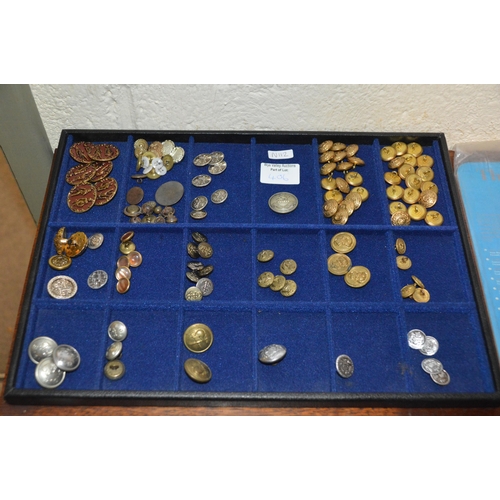 406 - Tray of collectable buttons