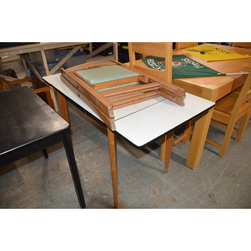 160 - Kitchen table & 2 folding chairs