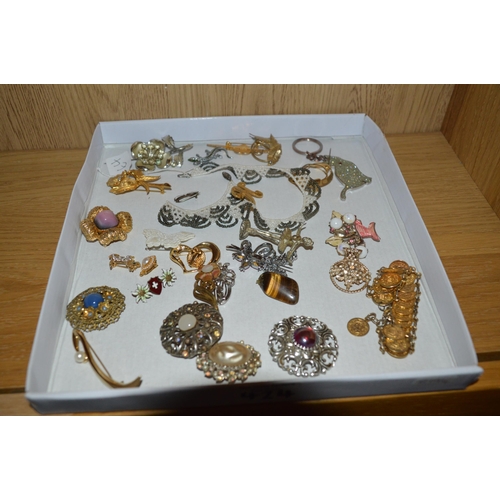 424 - Tray of costume jewellery, brooches