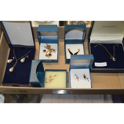 449 - Qty of 9ct gold jewellery