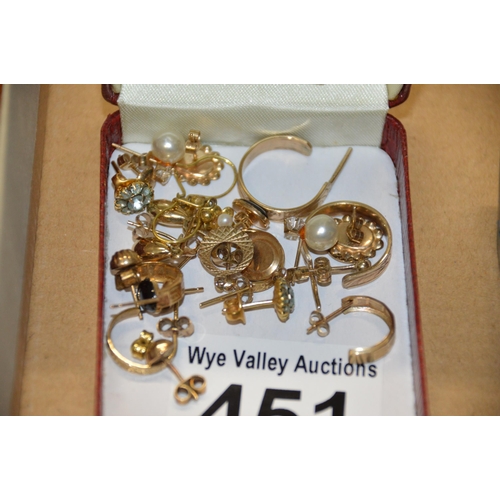 451 - Qty of 9ct gold earrings