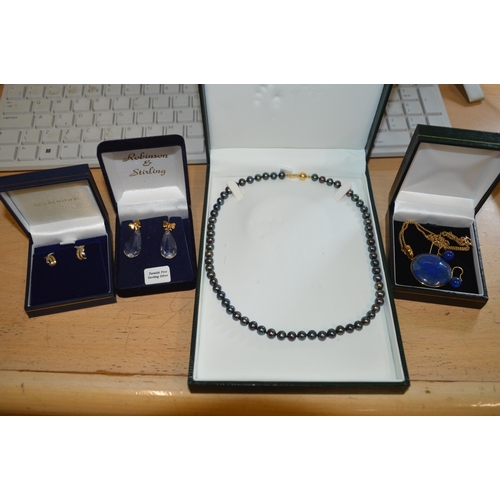 424 - 4 boxed items of jewellery, with 9ct gold