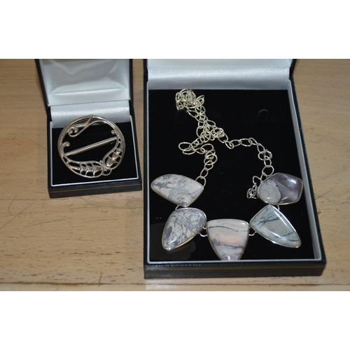 426 - 2 cased jewellery items, silver