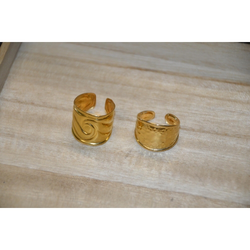 355 - 2 x gold rings, marked 