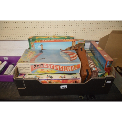 261 - box of vintage games & puzzles