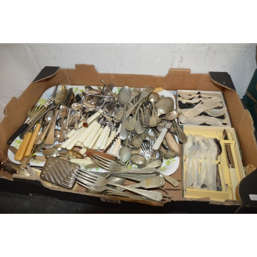 292 - box of cutlery