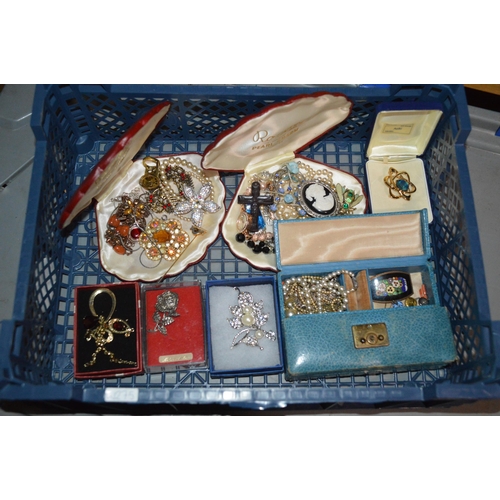 404 - basket of costume jewellery