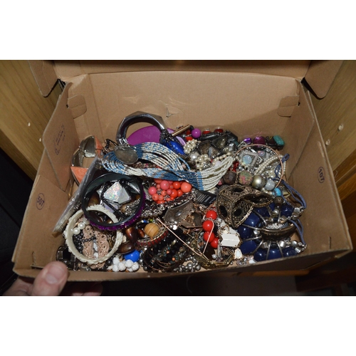 413 - box of costume jewellery