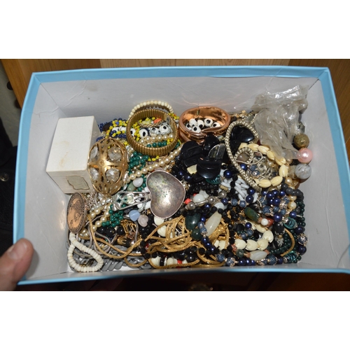 414 - box of costume jewellery